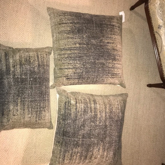 A pillow set - Picture 2 of 4